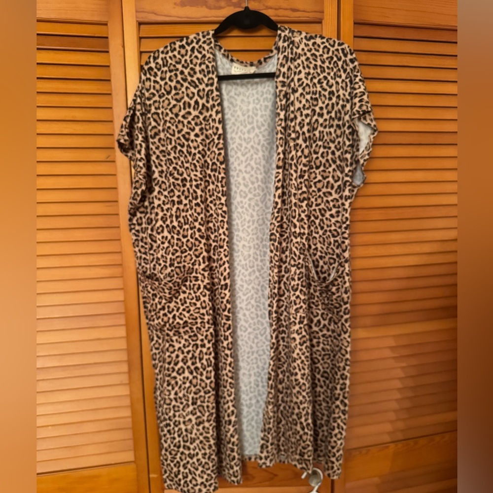 Dress Up Leopard print duster with pockets-size large